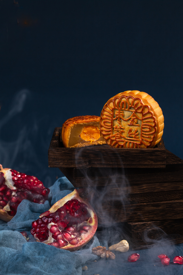 中秋节赏月吃月饼图片