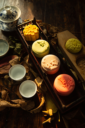 月饼与中式茶杯图片