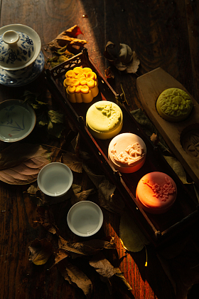 月饼与中式茶杯照片