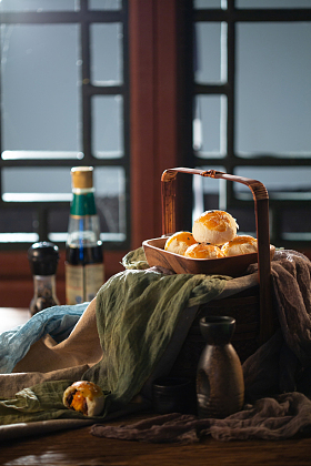 厨房里摆放整齐的蛋黄酥图片