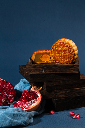 中秋节赏月吃月饼照片