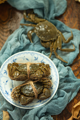 螃蟹放在盘子里图片