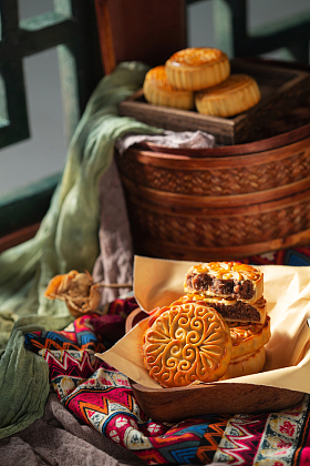 中秋节老式月饼特写图片