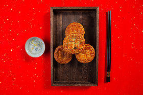 月饼摆放在托盘里图片