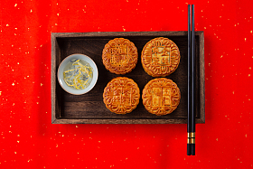 月饼摆放在托盘