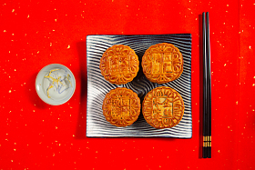 月饼摆放在托盘