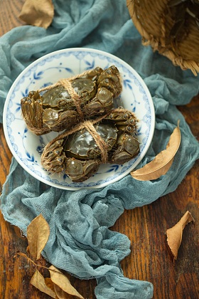 螃蟹放在盘子里图片