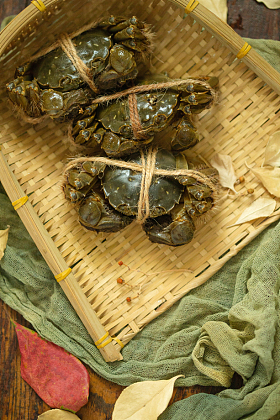 螃蟹放在簸箕里图片