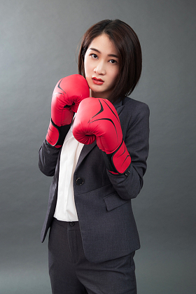 青年女人练拳击