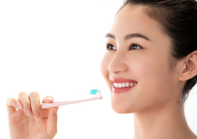 青年女人刷牙照片