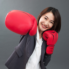 青年女人练拳击