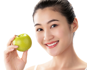 青年女人吃苹果