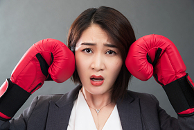 青年女人练拳击