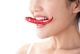 青年女人吃辣椒图片