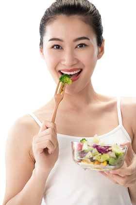 青年女人吃沙拉图片