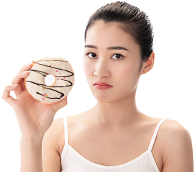 青年女人手拿面包圈