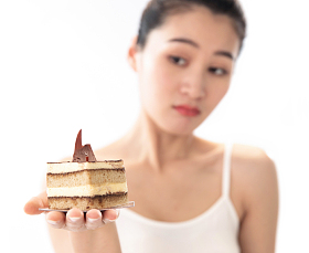 青年女人手拿蛋糕图片