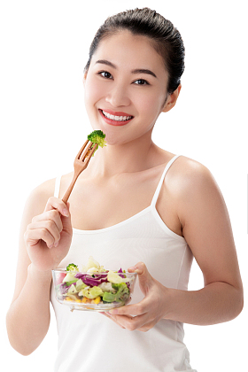 青年女人吃沙拉