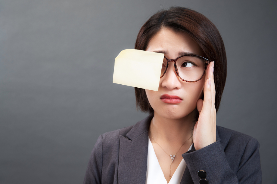 苦恼的青年女人照片