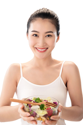 青年女人吃沙拉