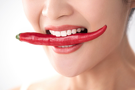 青年女人吃辣椒