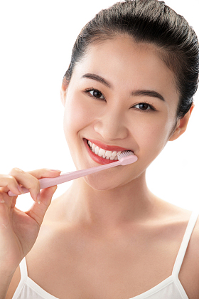 青年女人刷牙图片