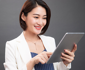 兴奋的青年女人照片