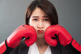 青年女人练拳击照片