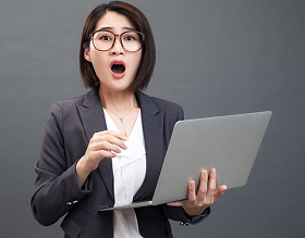 惊讶的青年女人