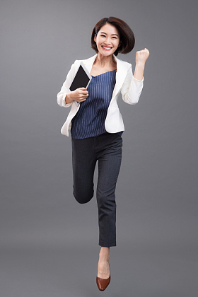 兴奋的青年女人照片