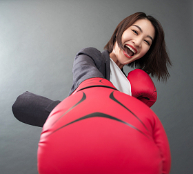青年女人练拳击图片