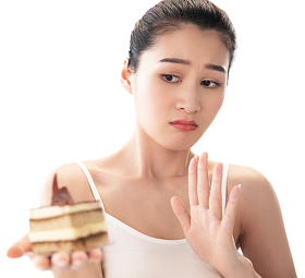 青年女人手拿蛋糕照片