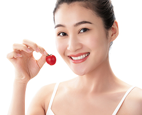 青年女人吃西红柿图片