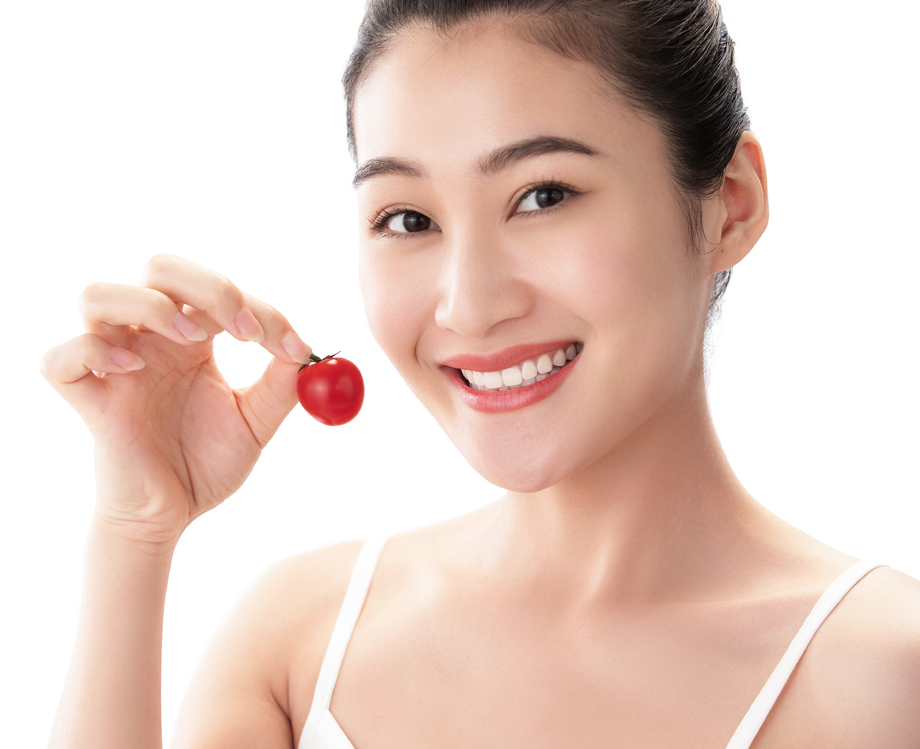 青年女人吃西红柿图片