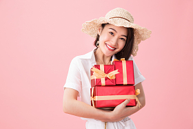 青年女人拿着礼品盒图片