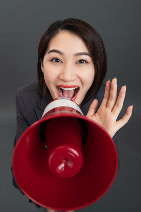 青年女人拿着扩音器照片