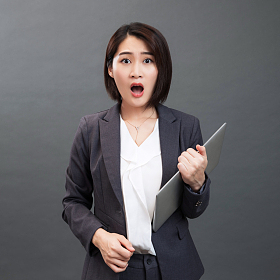 惊讶的青年女人