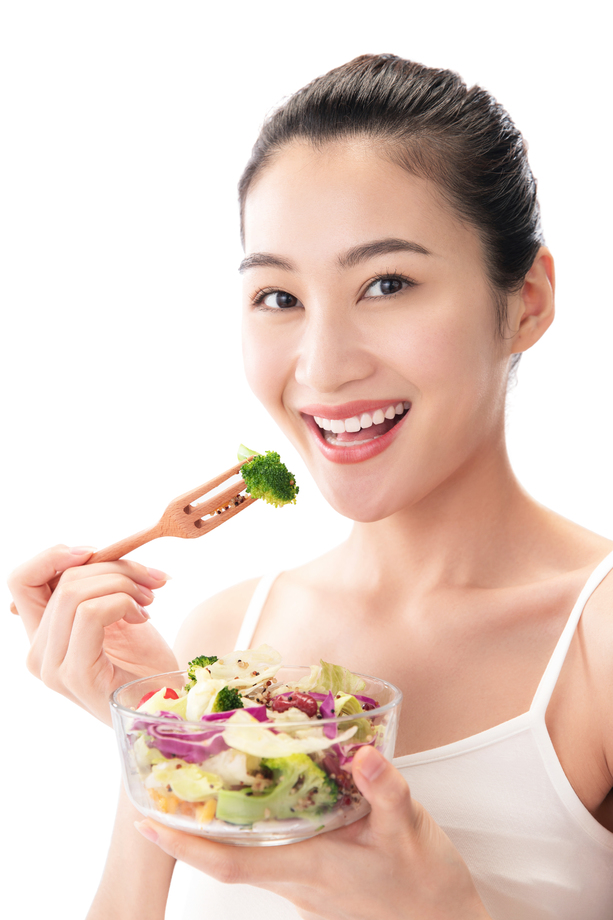 青年女人吃沙拉图片 青年女人吃沙拉图片