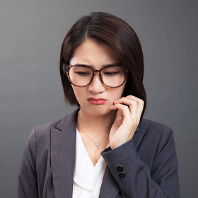 苦恼的青年女人照片