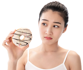 青年女人手拿面包圈图片