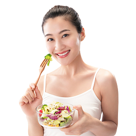 青年女人吃沙拉