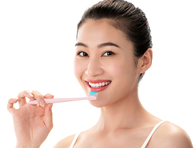 青年女人刷牙照片