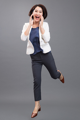 兴奋的青年女人