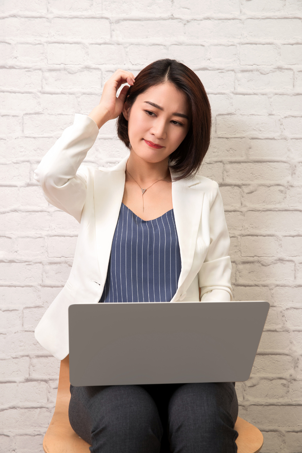 苦恼的青年女人照片