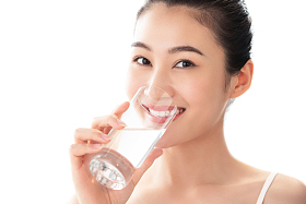 青年女人手拿水杯照片