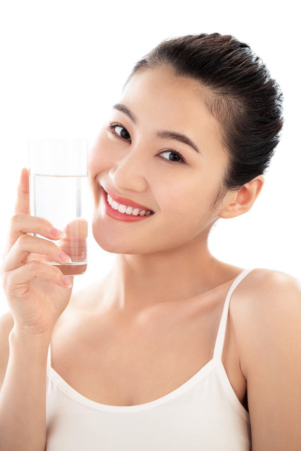 青年女人手拿水杯图片
