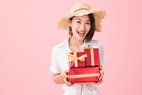 青年女人拿着礼品盒图片