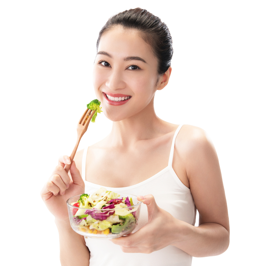 青年女人吃沙拉图片