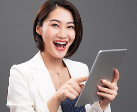 兴奋的青年女人