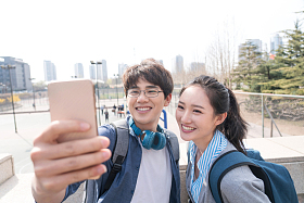 快乐的青年大学生情侣照片